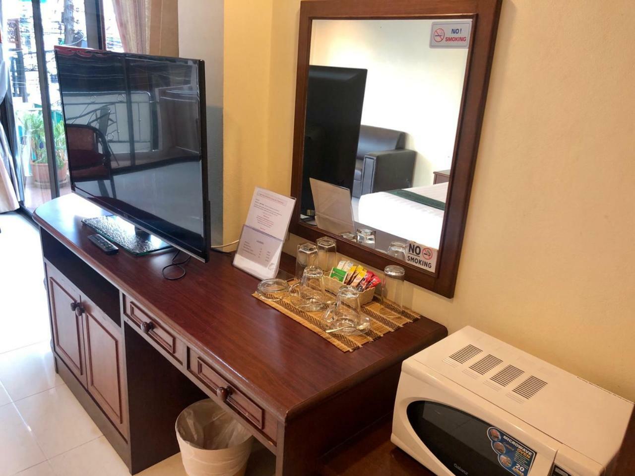 Ban Tyrol Hotel Patong Bagian luar foto