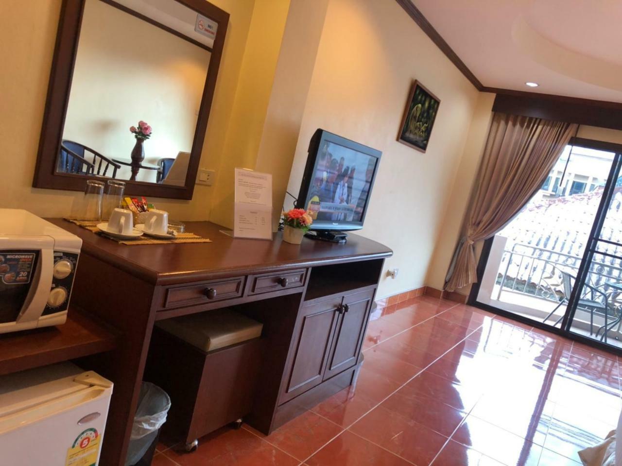 Ban Tyrol Hotel Patong Bagian luar foto